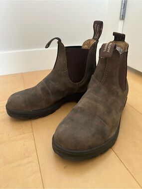 Blundstones brown leather boots. EUC. Size 3.5 (women’s size 6)